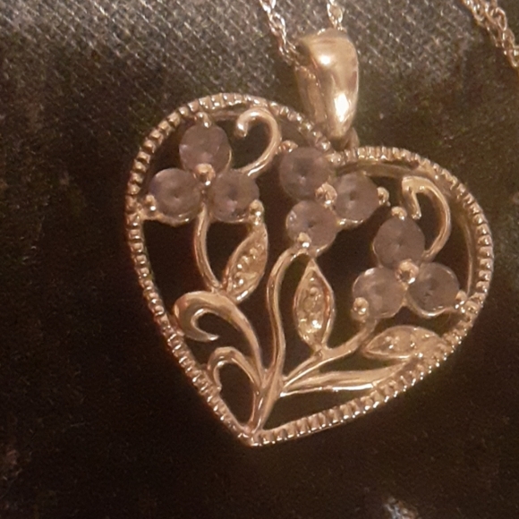 Jewelry - 🗂💼10k heart with 6 amethyst flowers 3 white ston